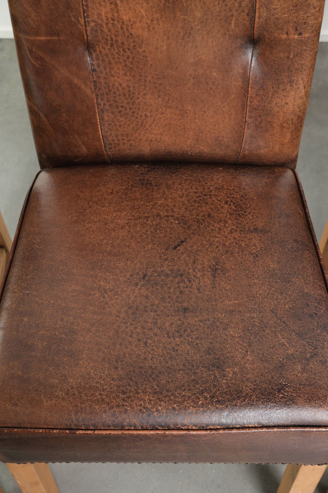 Set van 4 grote schapenvachten eetkamerstoelen in donker cognac met een Engelse uitstraling. photo vintage
