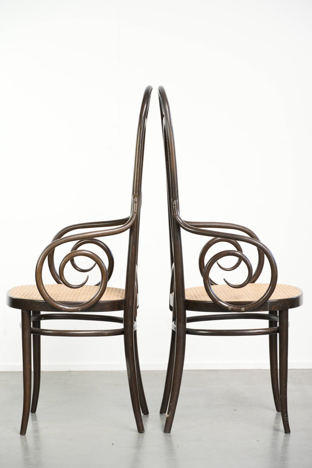 Set van 2 vintage Thonet Design stoelen, model Long John, met armleuningen, hoge rugleuning, rietwerk zitting en rugleuning, en een sierlijk gebogen houten photo Meubels