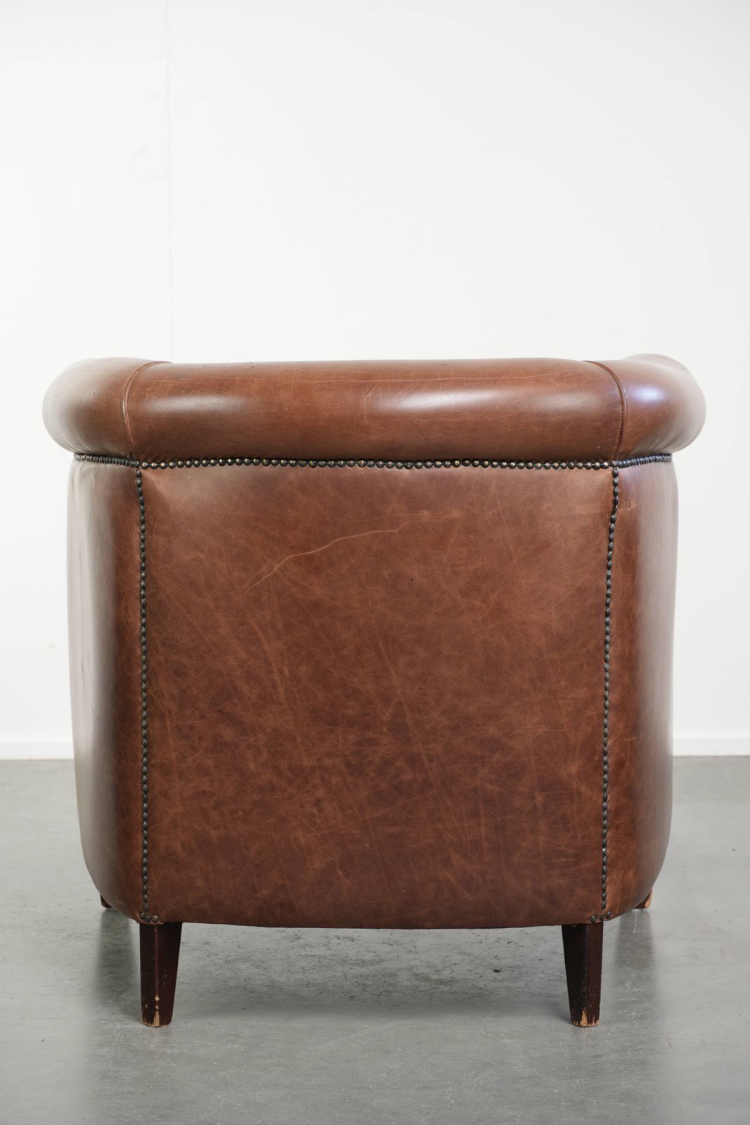 Cognackleurige Engelse stijl koeienhuid leren club fauteuil, goede staat photo Meubels