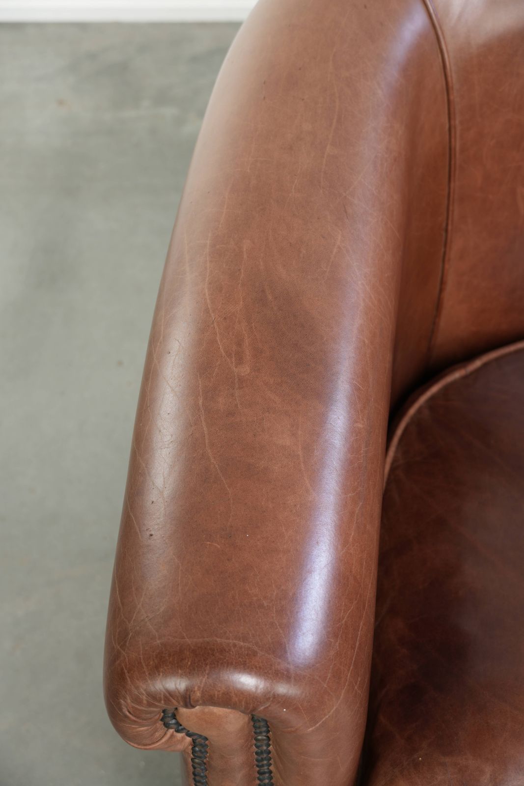 Cognackleurige Engelse stijl koeienhuid leren club fauteuil, goede staat photo buy