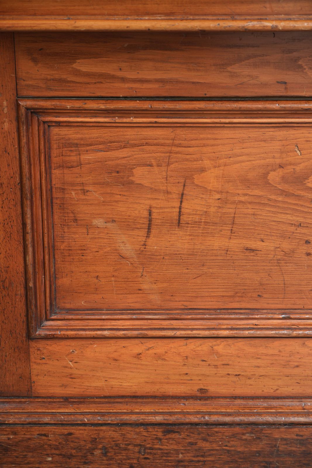 photo vinterior Large Antique English Shop Counter/Fabric Counter From The 19th Century With A Luxurious Appearance And Brass Rulers In The Top.