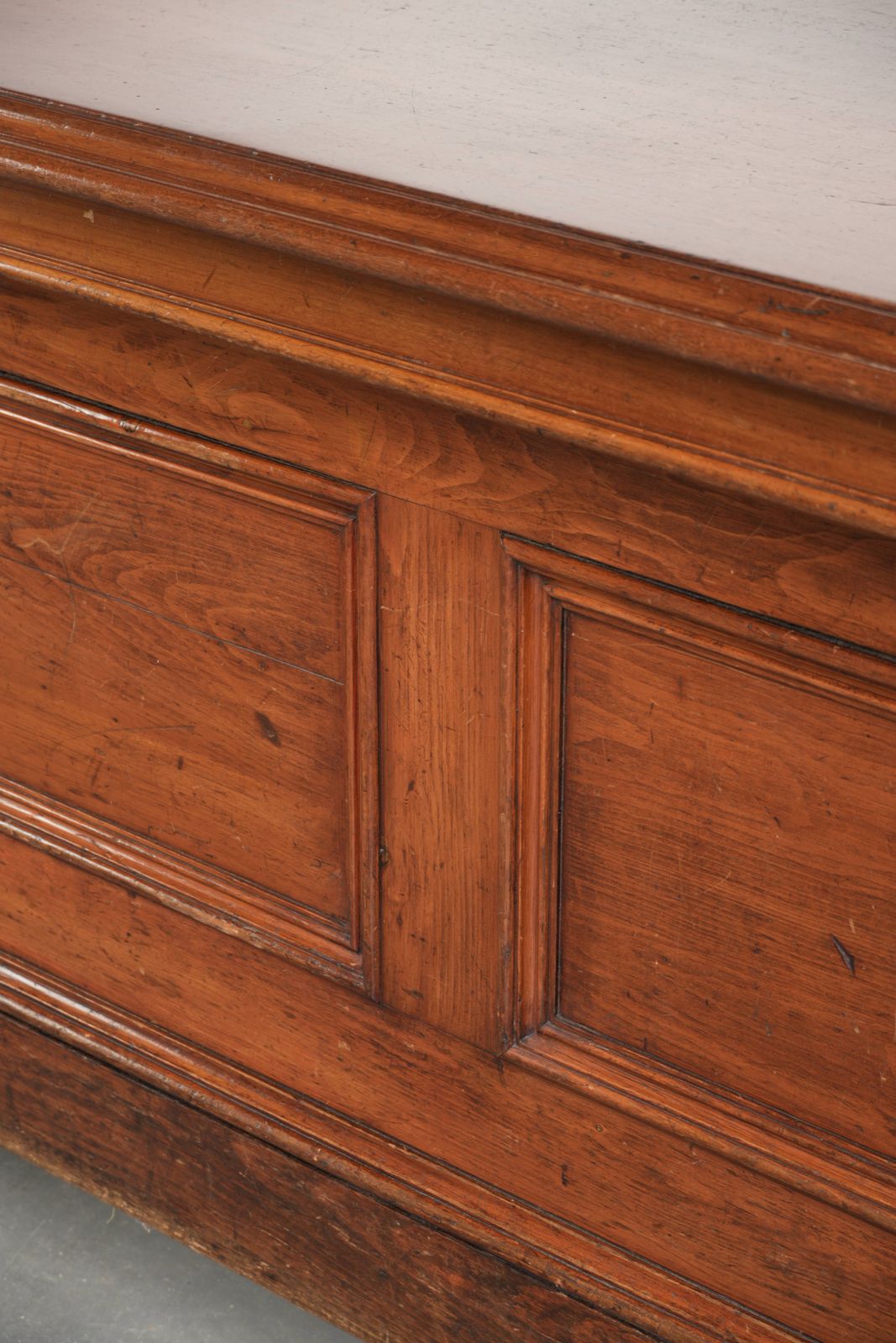 photo vintage Large Antique English Shop Counter/Fabric Counter From The 19th Century With A Luxurious Appearance And Brass Rulers In The Top.