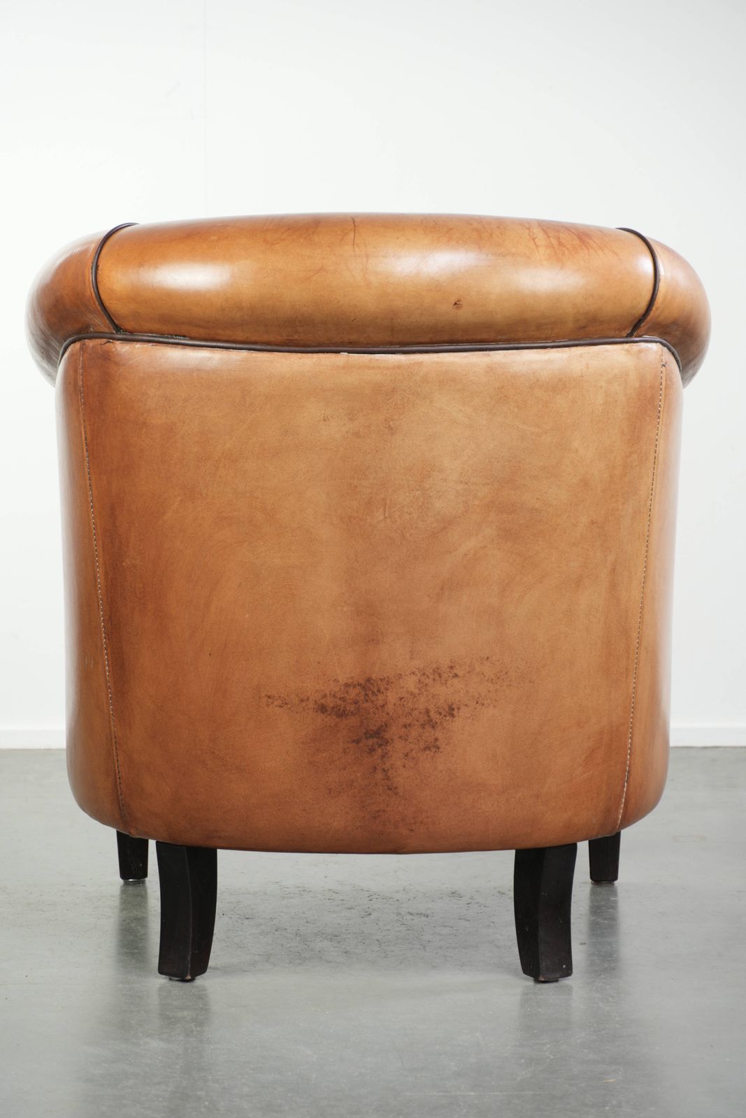 Vintage Schapenvacht Club Fauteuil Met Warm Kleurenschema En Afgewerkt Met Zwarte Paspel. photo Meubels