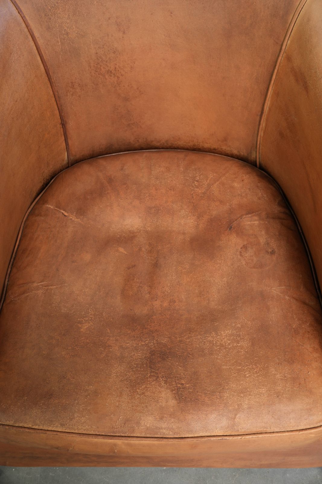 Vintage schapenleren club fauteuil in lichtcognac met patina en tijdloos design photo vinterior