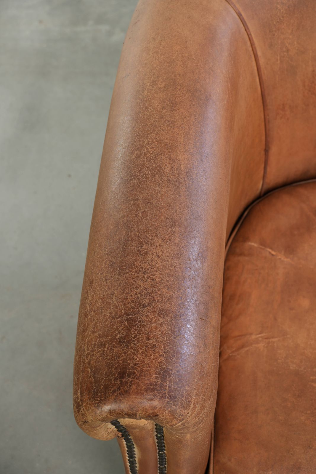 Vintage schapenleren club fauteuil in lichtcognac met patina en tijdloos design photo buy