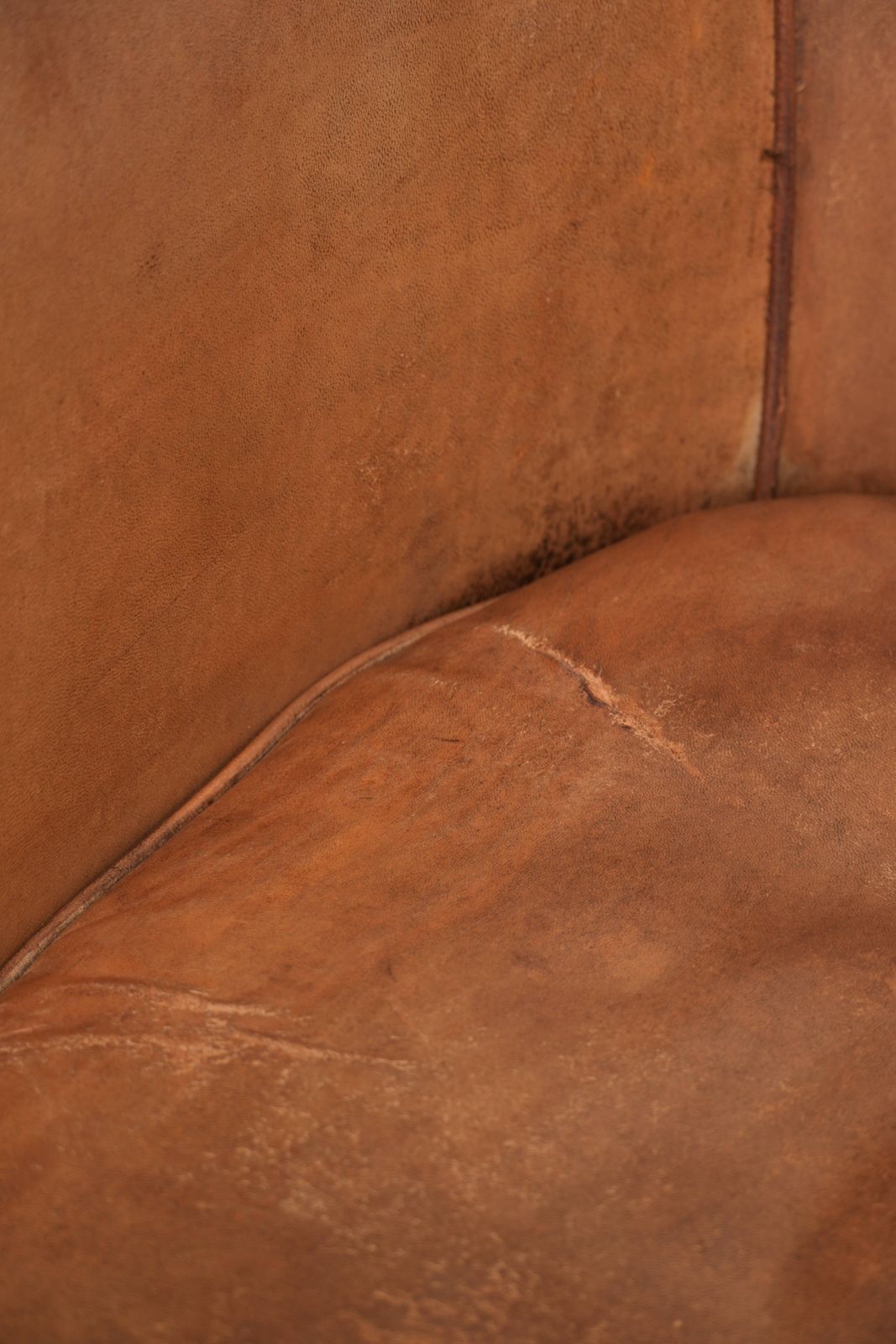 photo for sale Vintage schapenleren club fauteuil in lichtcognac met patina en tijdloos design
