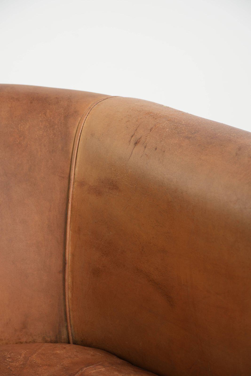 692.0 Vintage schapenleren club fauteuil in lichtcognac met patina en tijdloos design photo
