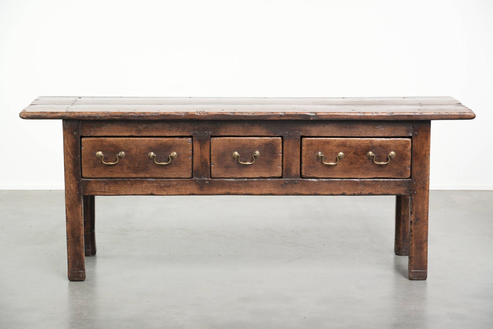 Robuust antiek dressoir in Engelse stijl, 19e eeuw, met landelijke uitstraling en mooie patina. photo furniture