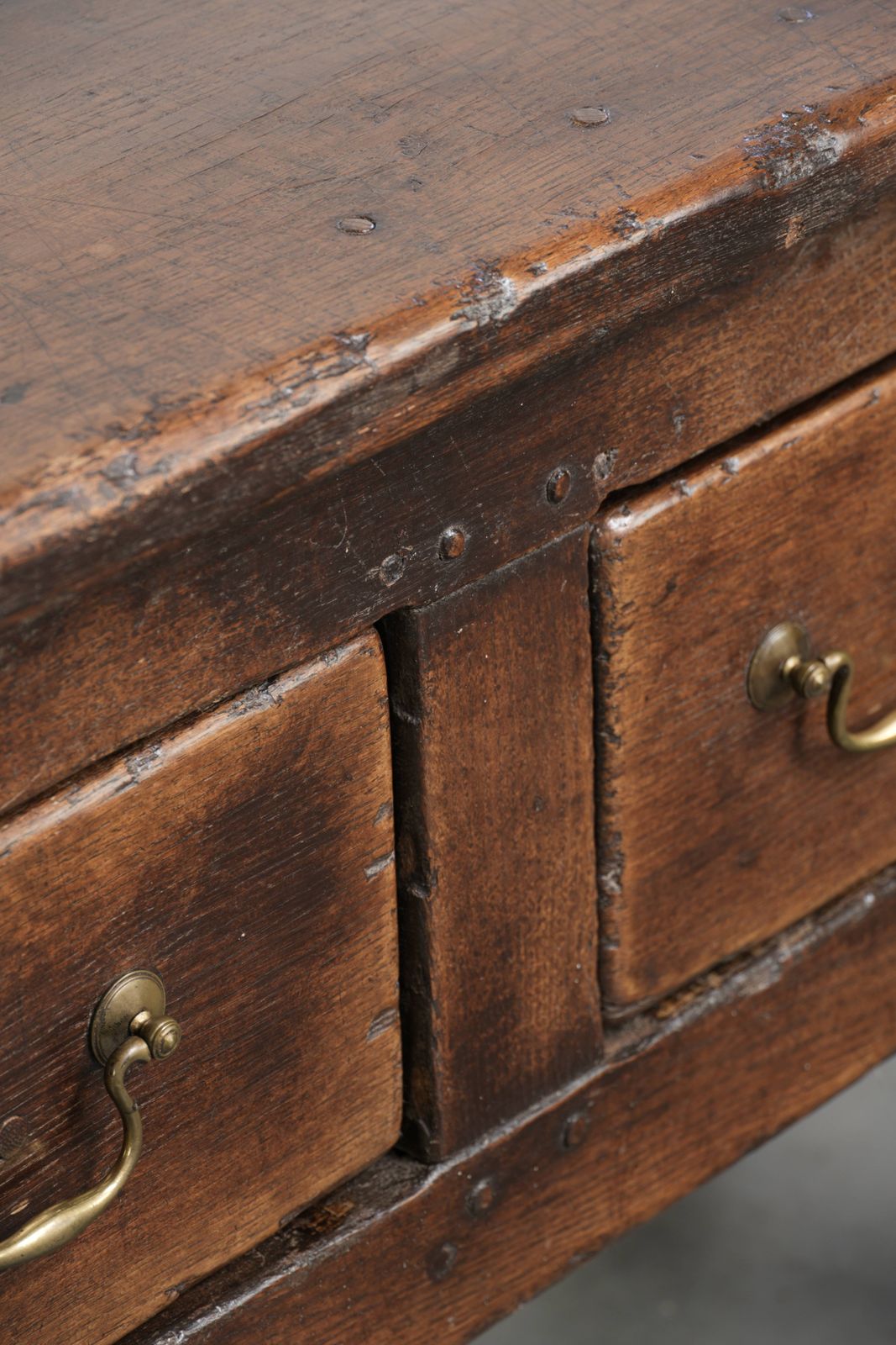 Meubels Robuust antiek dressoir in Engelse stijl, 19e eeuw, met landelijke uitstraling en mooie patina. photo