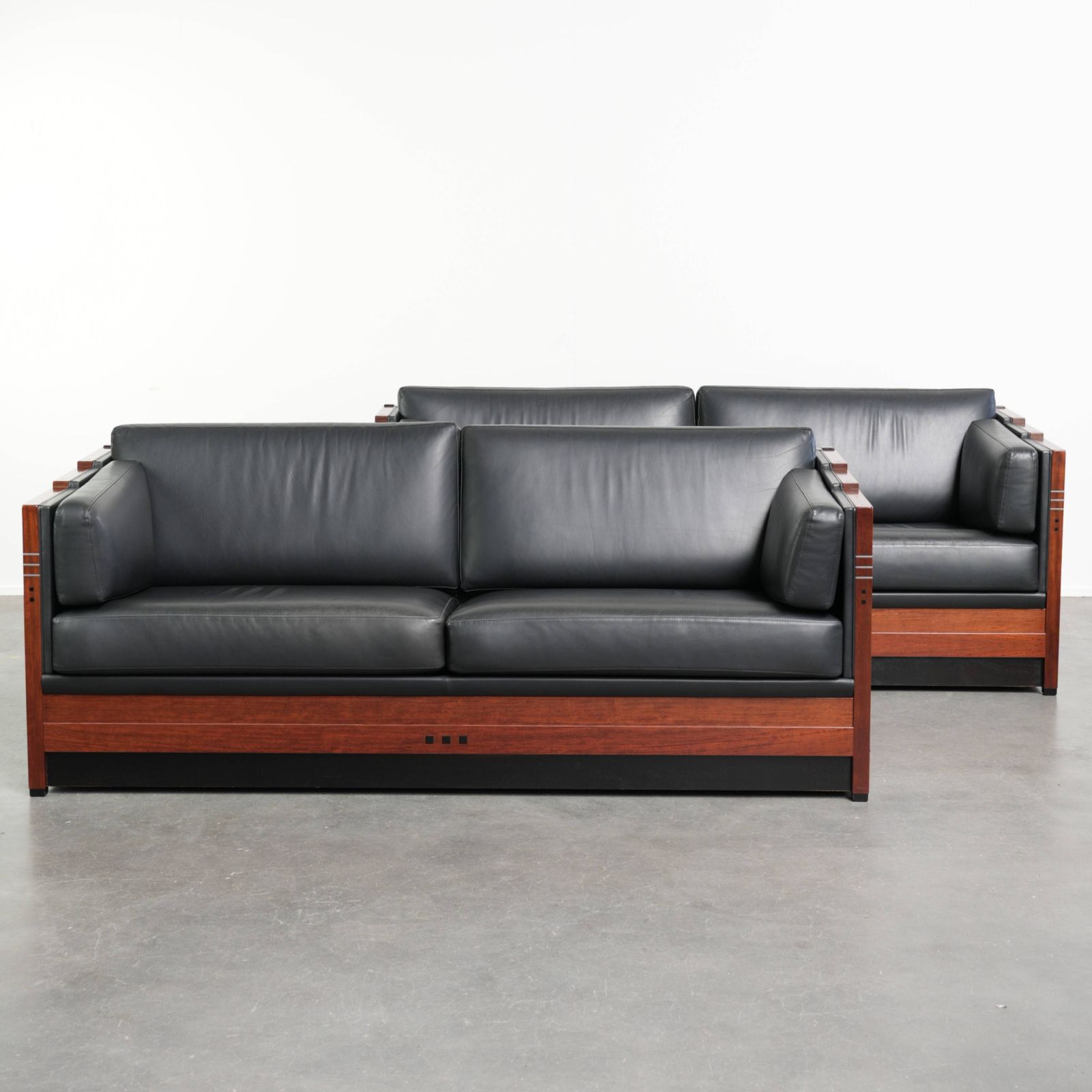 Set van 2 driezitsbanken, zwart koeienleer en hout, art deco design, topkwaliteit