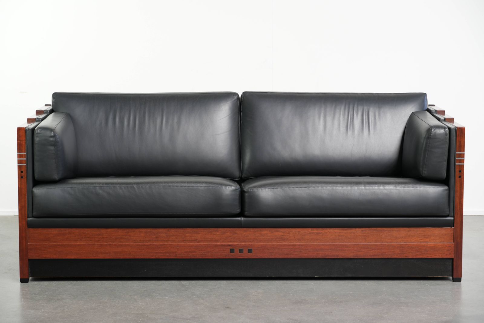 Set van 2 driezitsbanken, zwart koeienleer en hout, art deco design, topkwaliteit photo furniture