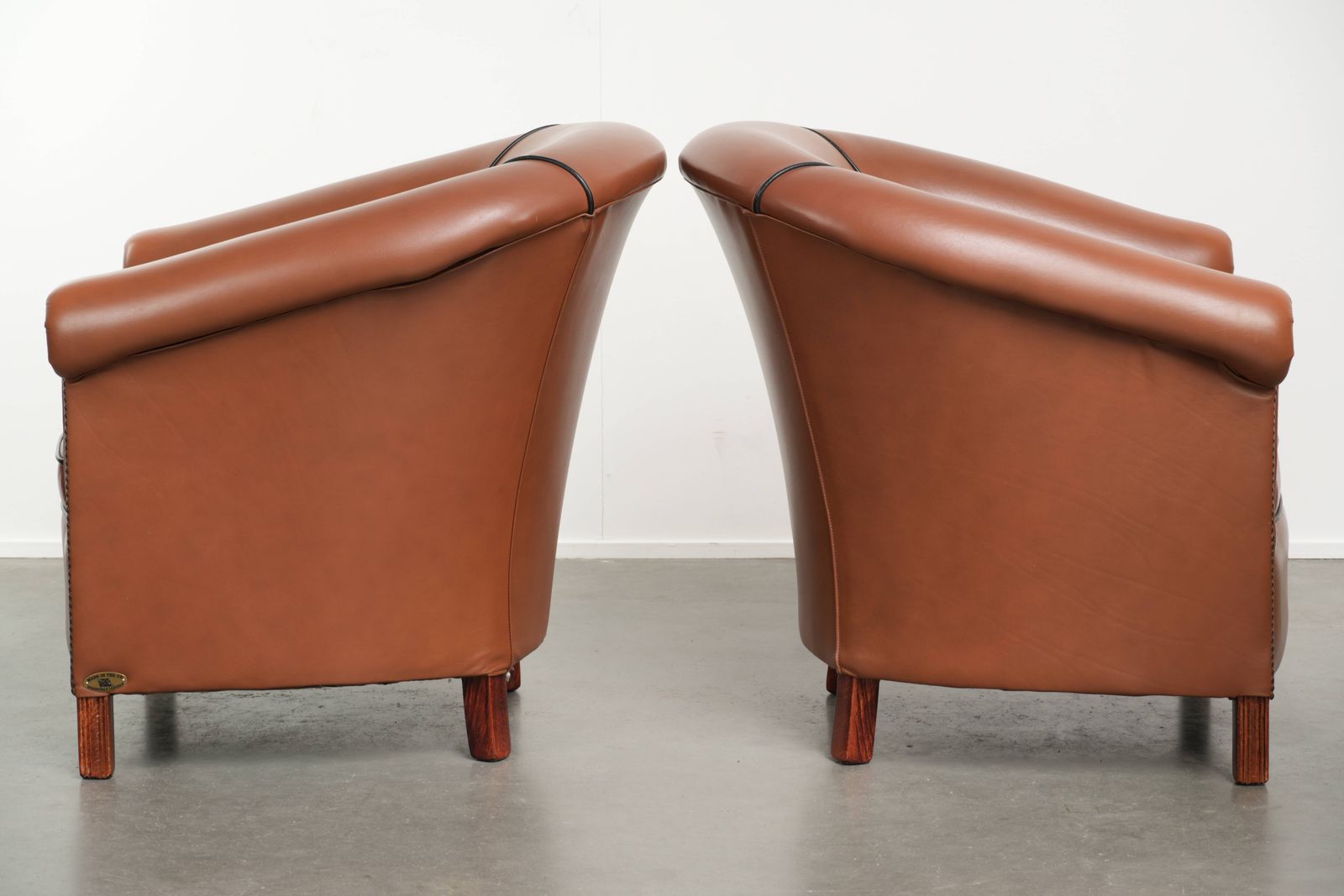 Set van 2 koehuidenleren club fauteuils in goede staat met een luxueuze Engelse uitstraling. photo Meubels
