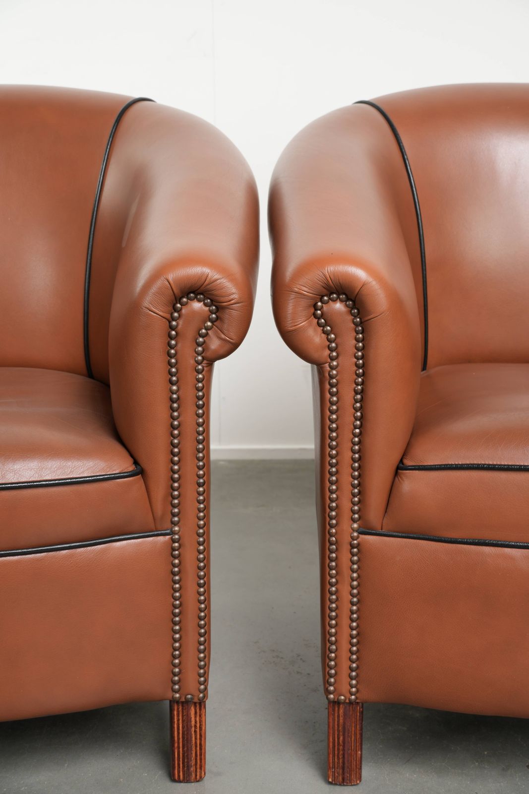 photo for sale Set van 2 koehuidenleren club fauteuils in goede staat met een luxueuze Engelse uitstraling.