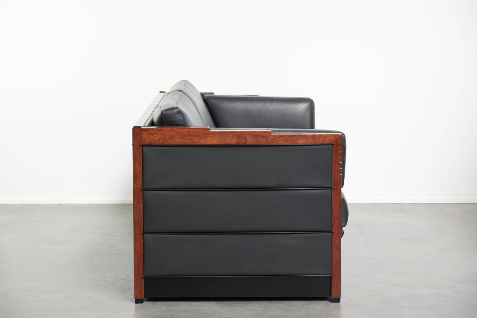 Zeer fraaie 3-zits bank in zwart koeienleer, tijdloos art deco design. photo furniture