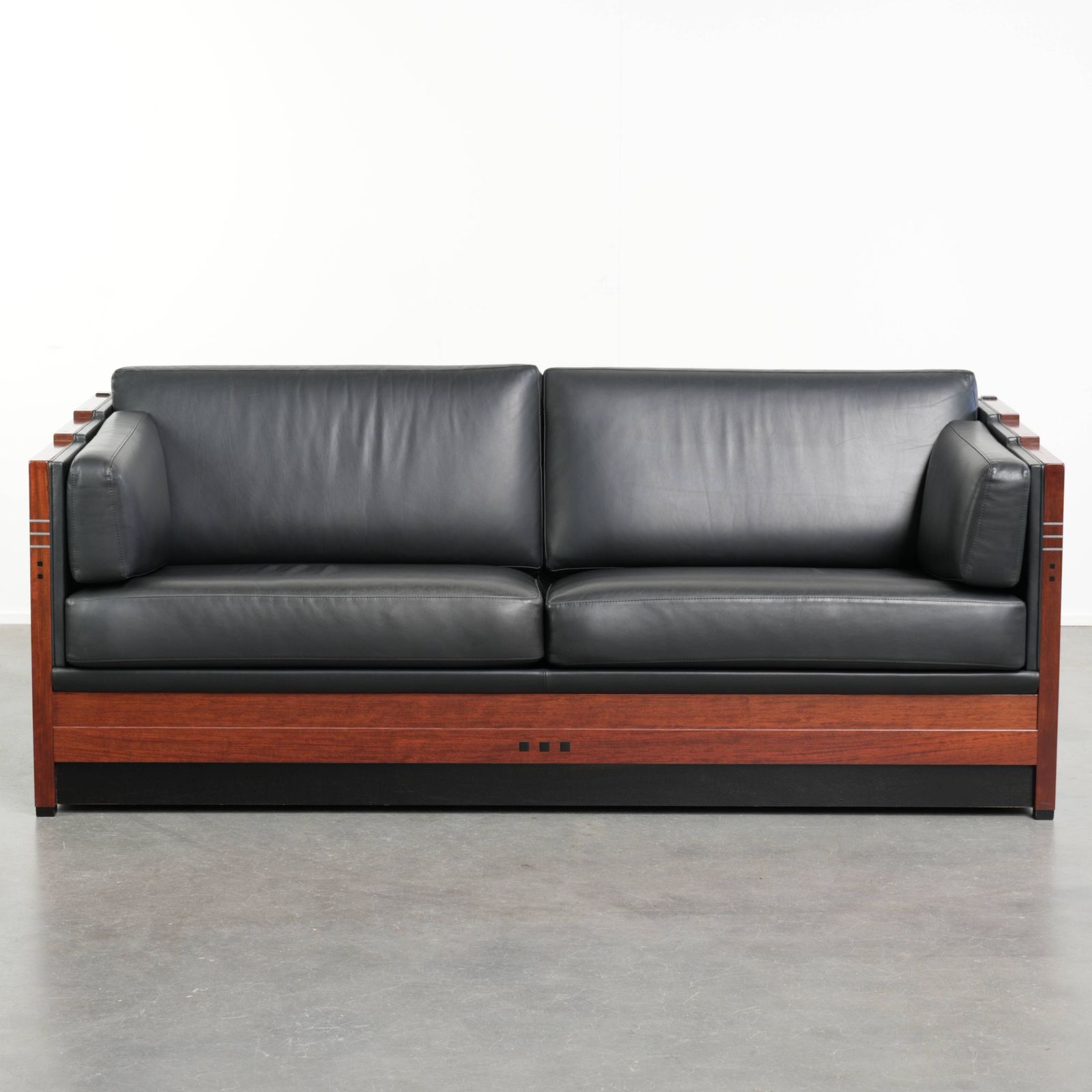 Tijdloze 3-zitsbank, art deco design, bekleed met zwart koeienleer en afgewerkt met houten details