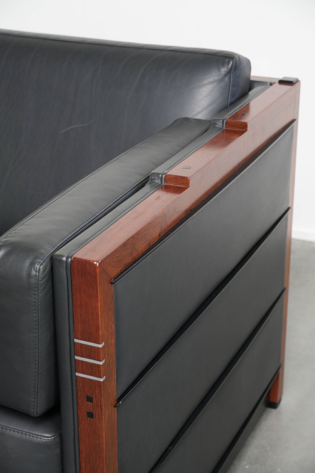 photo vinterior Tijdloze 3-zitsbank, art deco design, bekleed met zwart koeienleer en afgewerkt met houten details