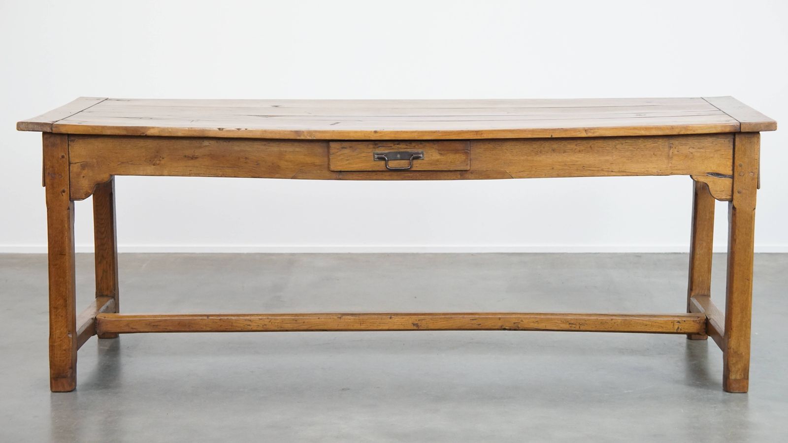 Grote Antieke Franse Boerenhoeve Eettafel van Fruitwood uit de Late 18e Eeuw met Mooie en Originele Details. photo furniture