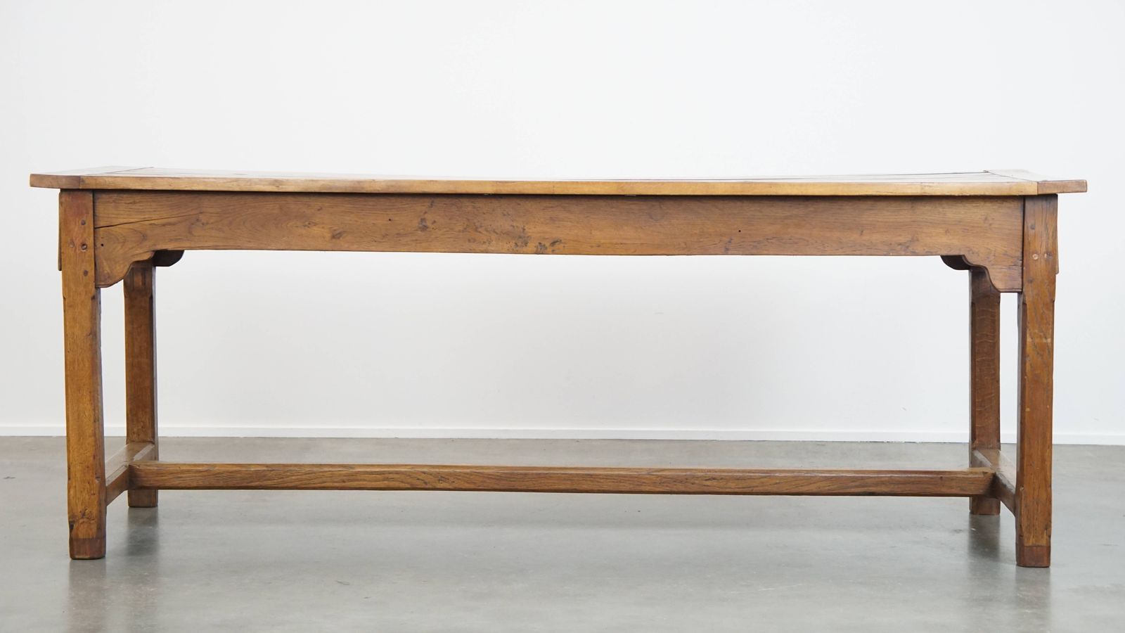 photo for sale Grote Antieke Franse Boerenhoeve Eettafel van Fruitwood uit de Late 18e Eeuw met Mooie en Originele Details.