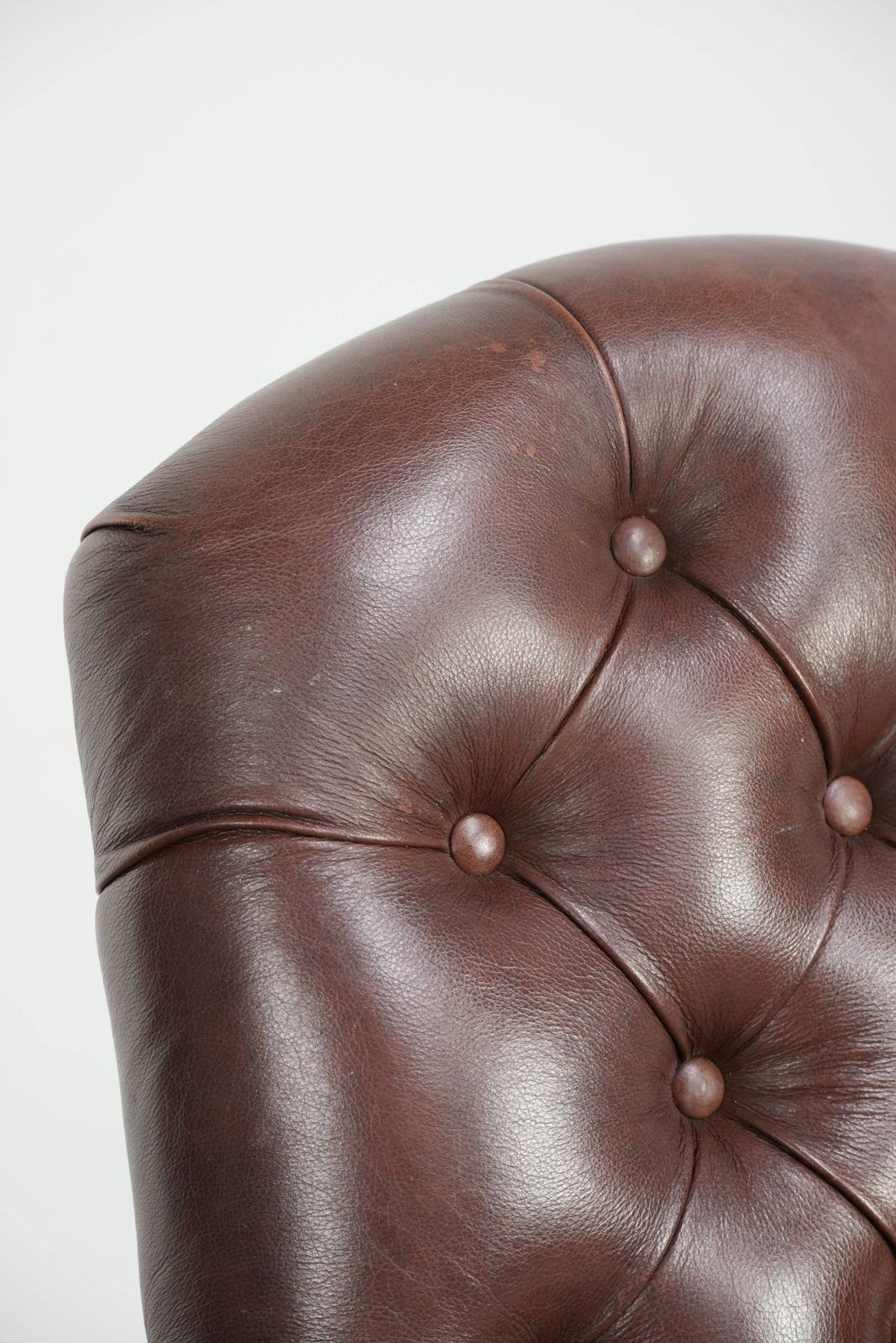 photo furniture Set van 6 Fijne Cognackleurige Koeienhuid Chesterfield Eetkamerstoelen in Engelse Stijl