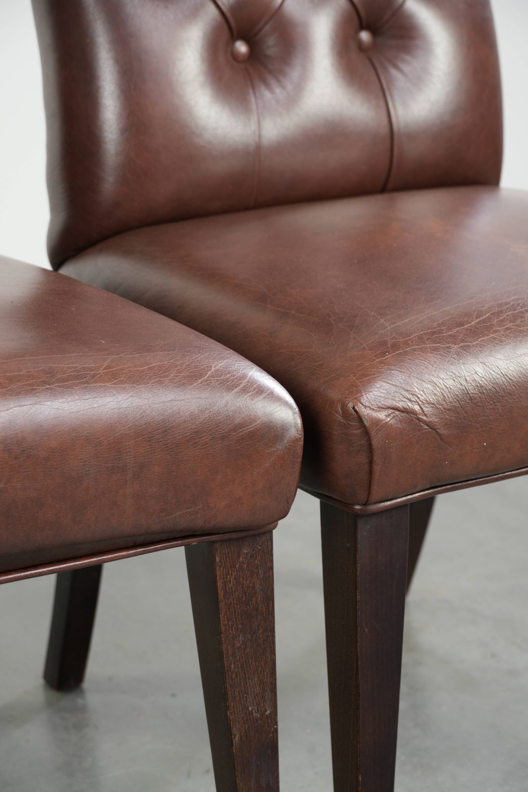photo furniture Set van 2 cognackleurige vintage koehuid Chesterfield eetkamerstoelen