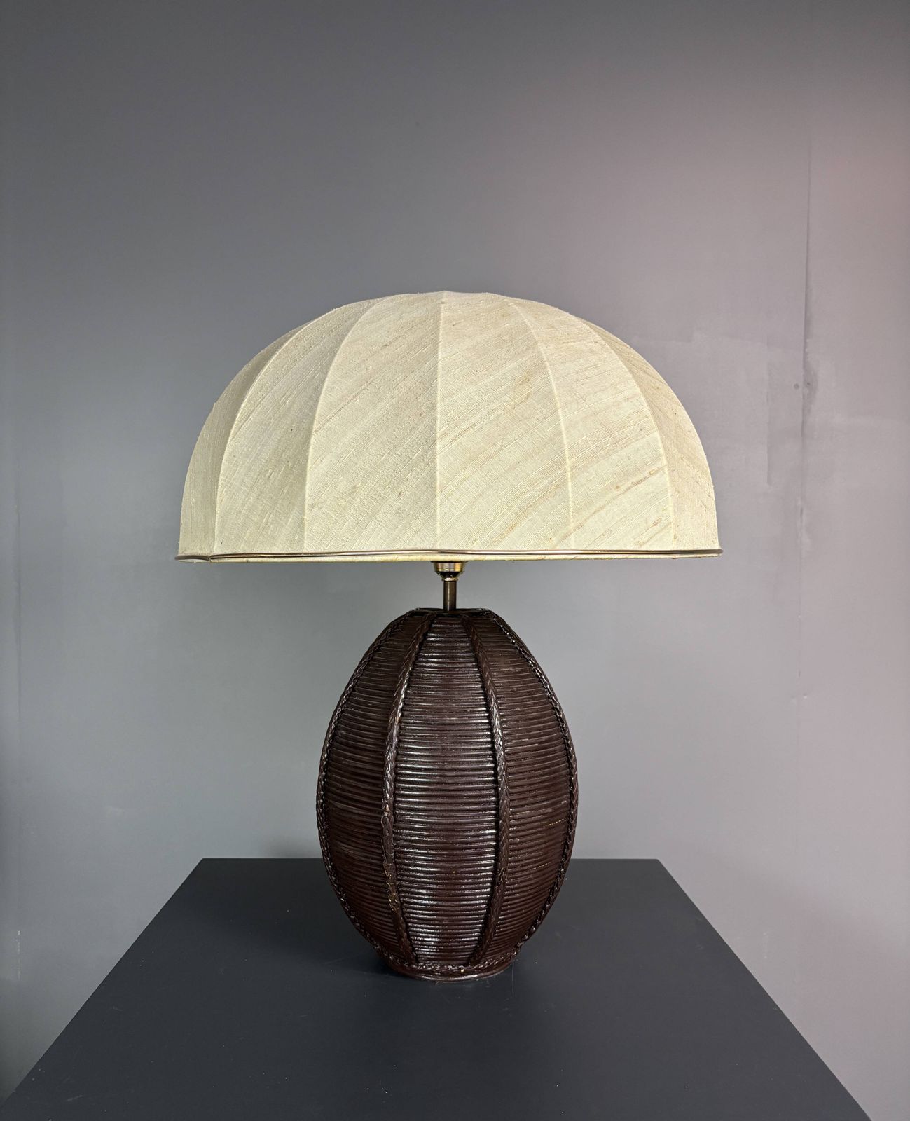 photo vinterior Grande lampe de table en rotin bambou pencil reed avec abat-jour champignon, années 1970