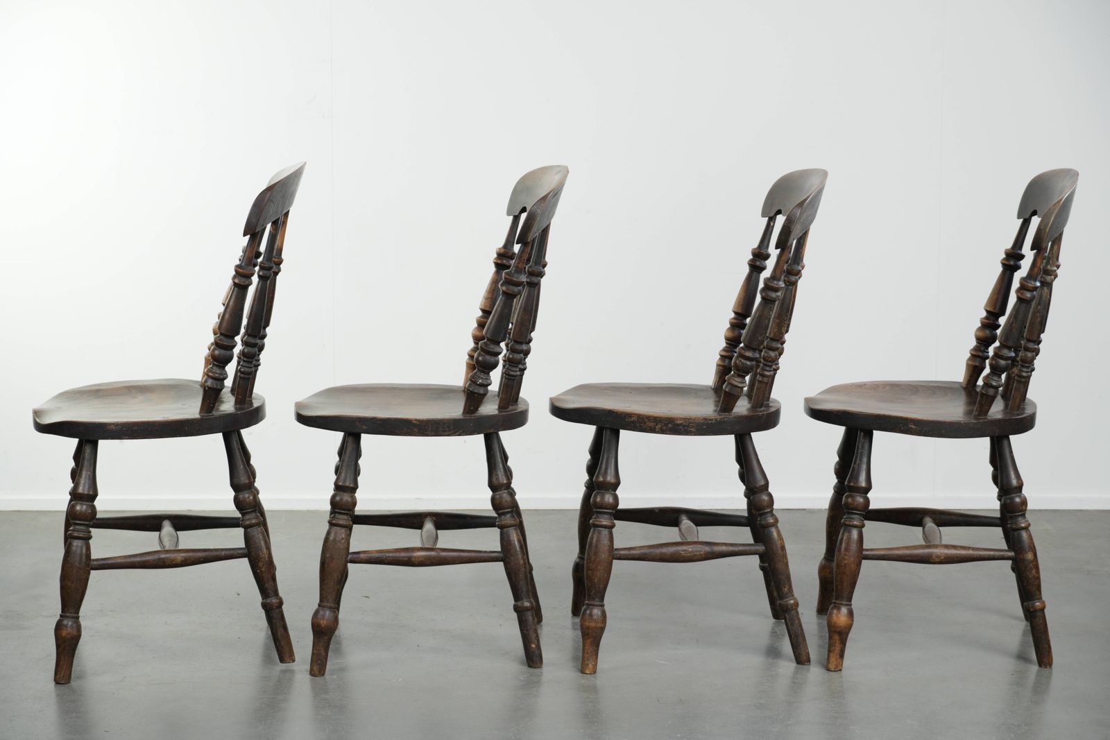 Set van 4 antieke Engelse houten Windsor pub/bistrostoelen uit de 19e eeuw met een prachtige patina photo 835.0