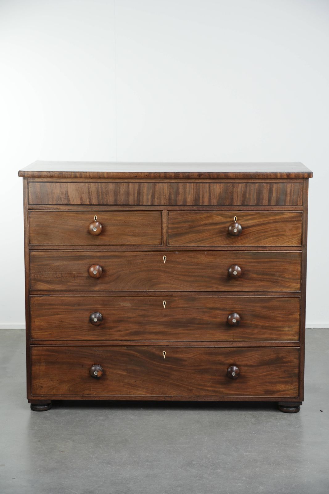 Grote Antieke Engelse Ladekast, Commode uit het Begin van de 19e Eeuw met 5 Lades en Mooie Details. photo furniture