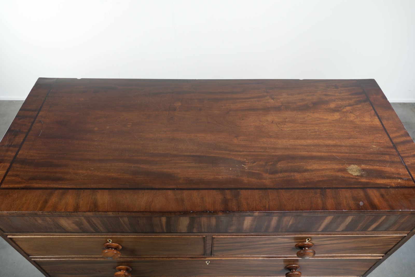 Grote Antieke Engelse Ladekast, Commode uit het Begin van de 19e Eeuw met 5 Lades en Mooie Details. photo buy