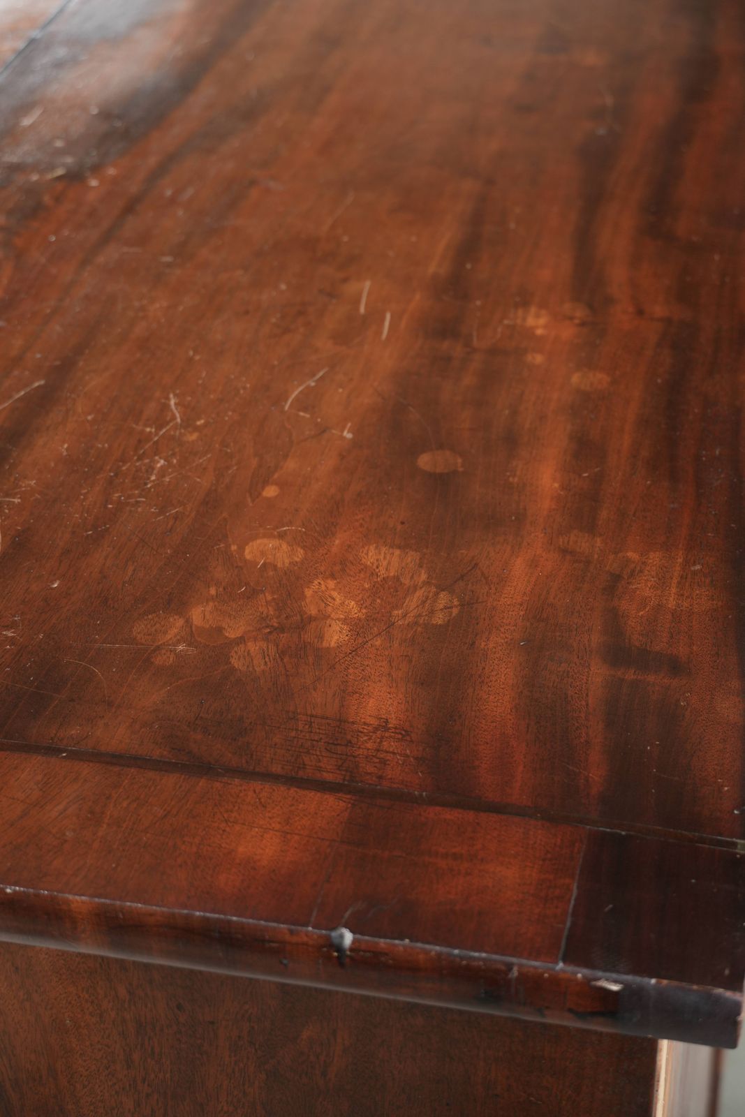 photo furniture Grote Antieke Engelse Ladekast, Commode uit het Begin van de 19e Eeuw met 5 Lades en Mooie Details.