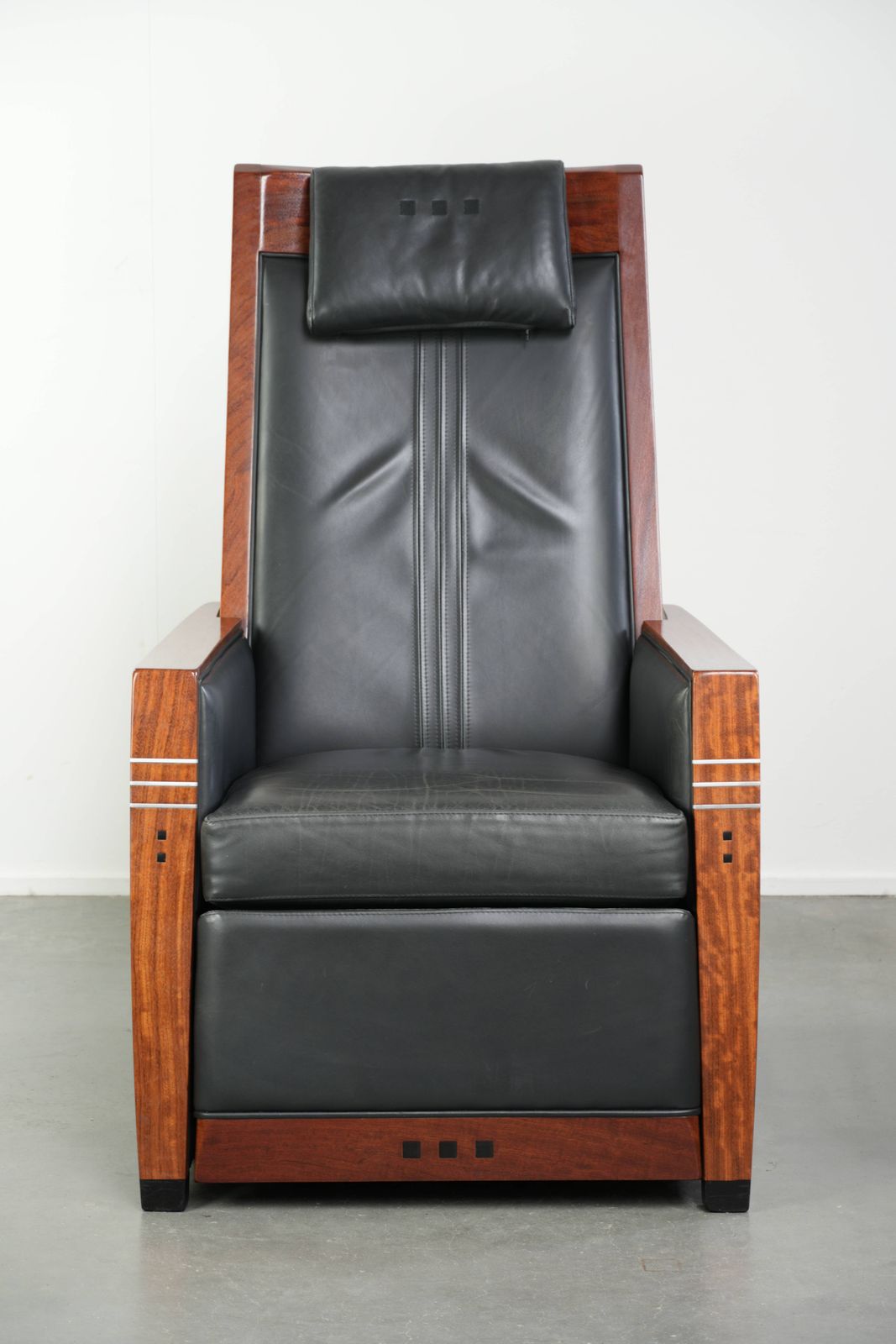 Elektrisch verstelbare art deco fauteuil met zwart koederleder, Schuitema Decoforma John. photo for sale
