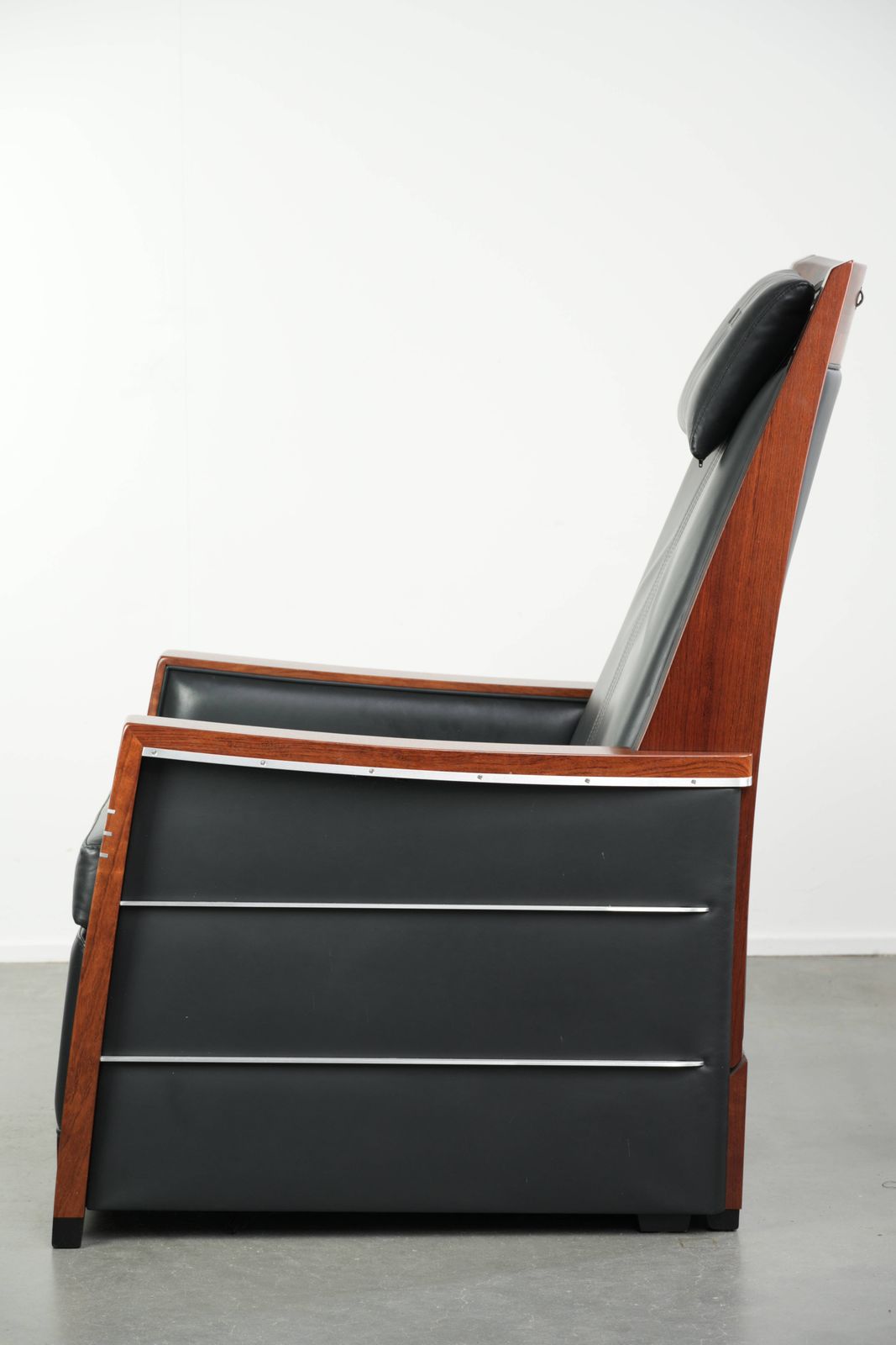 Luxury Electrically Adjustable Art Deco Design Recliner With Black Cow Leather. photo vinterior