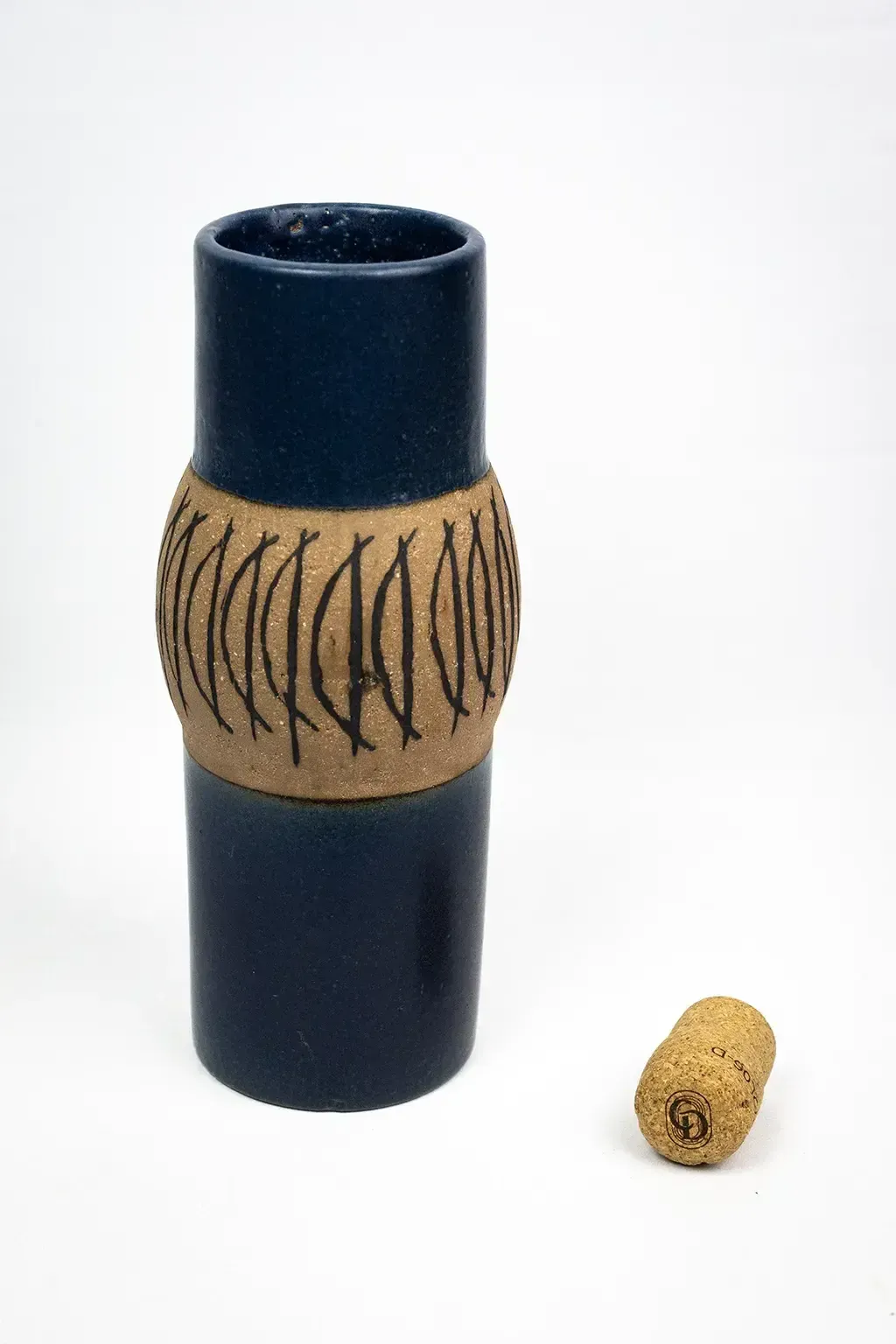 Vase cylindrique Lisa Larson en grès émaillé bleu nuit à décor graphique, Gustavsberg, Suède, années 1960 photo vinterior