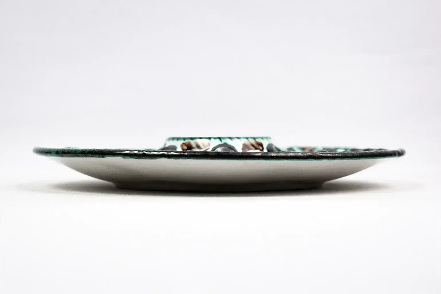 Paire d'assiettes à huîtres Robert Picault - Vallauris, signées RP, décor géométrique vert, années 1950-1960 photo vinterior