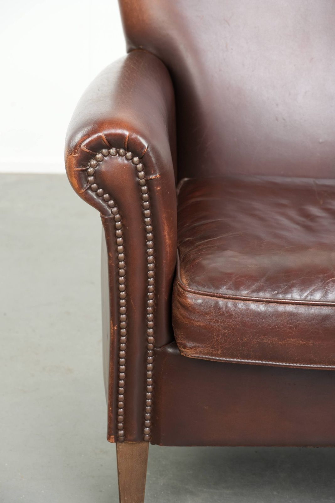 photo furniture Comfortabele Schapenleren Fauteuil Met Karakter En Een Vleugje Elegantie