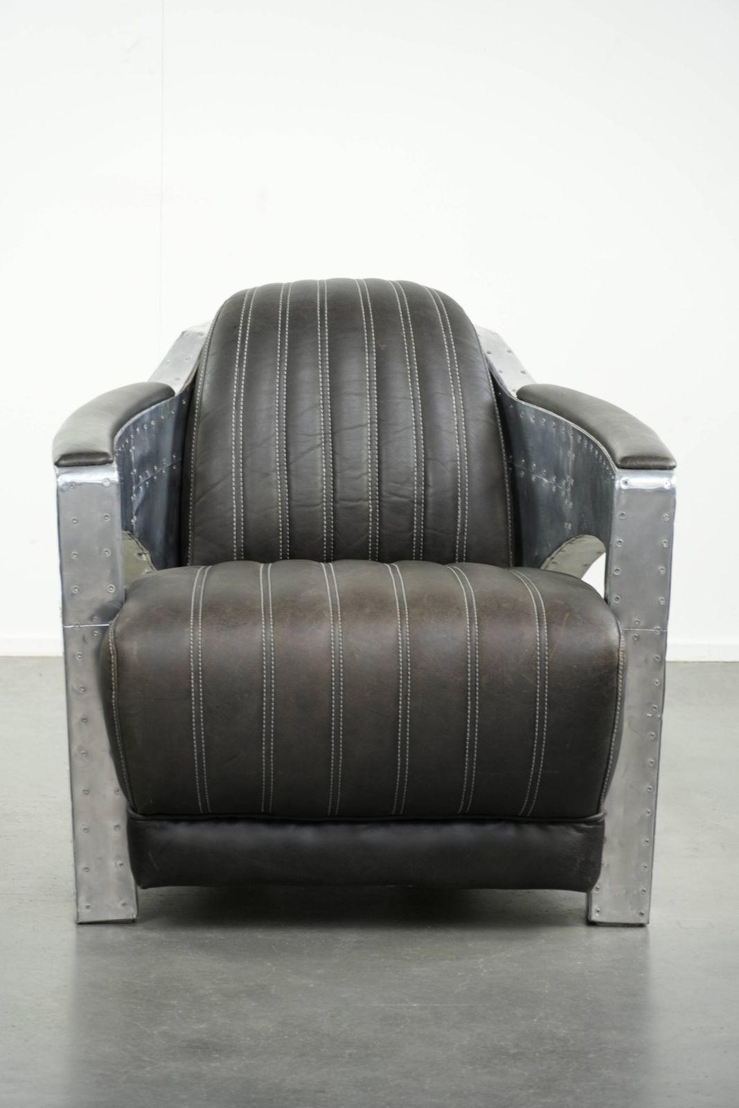 Uitzonderlijk Mooie En Comfortabele Fauteuil In Aviator Design Van Koeienhuidleer Met Aluminium Afwerking photo furniture