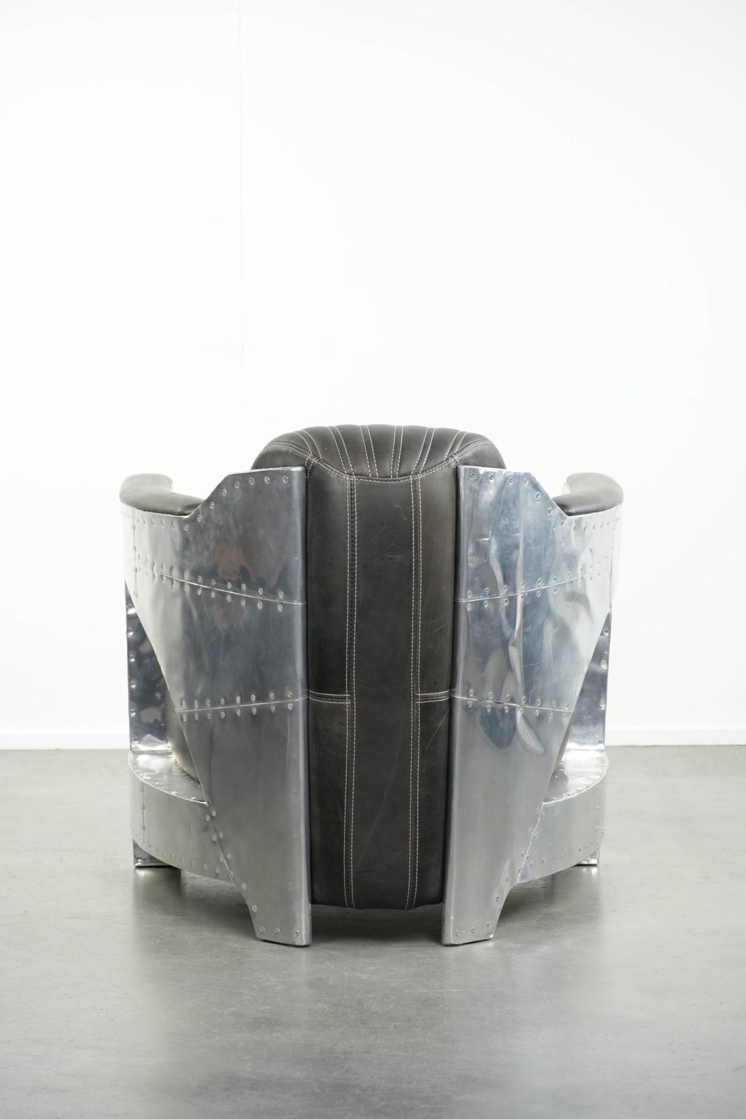 Uitzonderlijk Mooie En Comfortabele Fauteuil In Aviator Design Van Koeienhuidleer Met Aluminium Afwerking photo Meubels