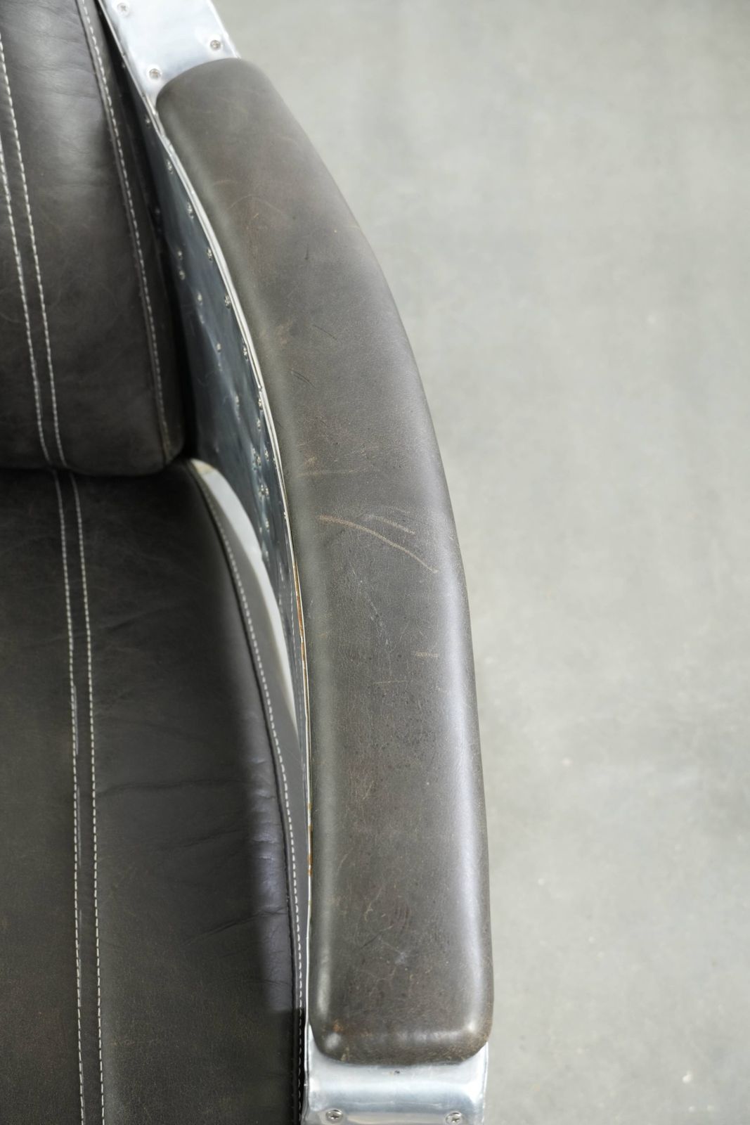 Uitzonderlijk Mooie En Comfortabele Fauteuil In Aviator Design Van Koeienhuidleer Met Aluminium Afwerking photo vintage