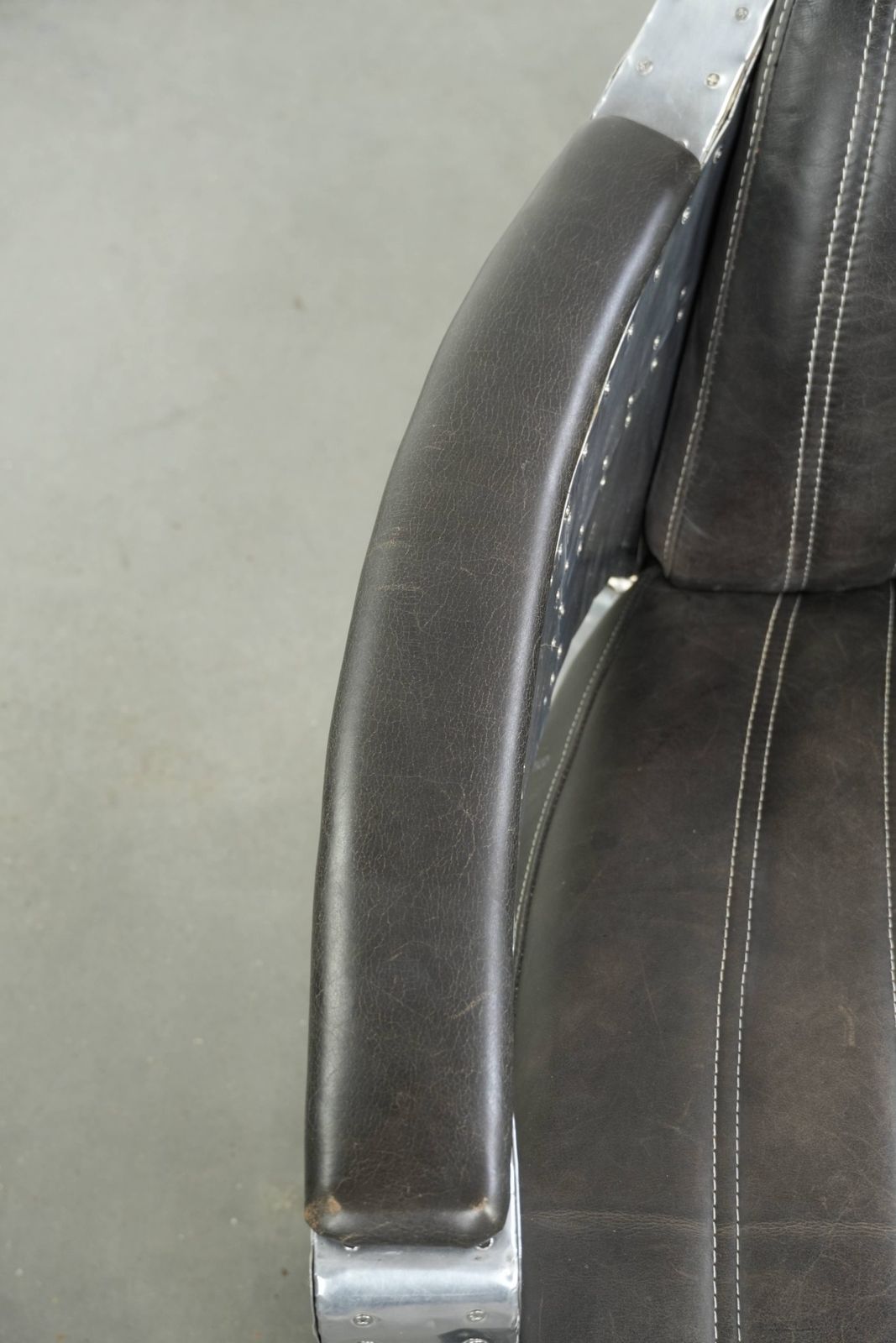 Unieke en comfortabele fauteuil in Aviator-stijl van koeienhuidleer met aluminium afwerking en klinknagels photo buy