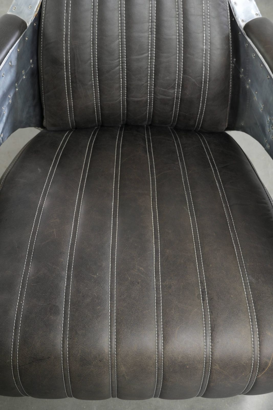 Set van 2 robuuste industriële zwarte koeienhuid Aviator design fauteuils met aluminium en klinknagels photo for sale