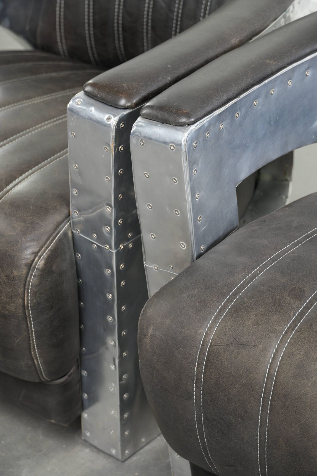 Set van 2 robuuste industriële zwarte koeienhuid Aviator design fauteuils met aluminium en klinknagels photo vintage