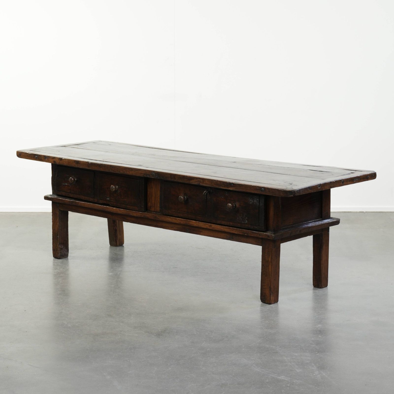 Antieke 18e-eeuwse Zuid-Europese kastanjehouten salontafel met 2 lades en een werkend slot met bijbehorende sleutel.