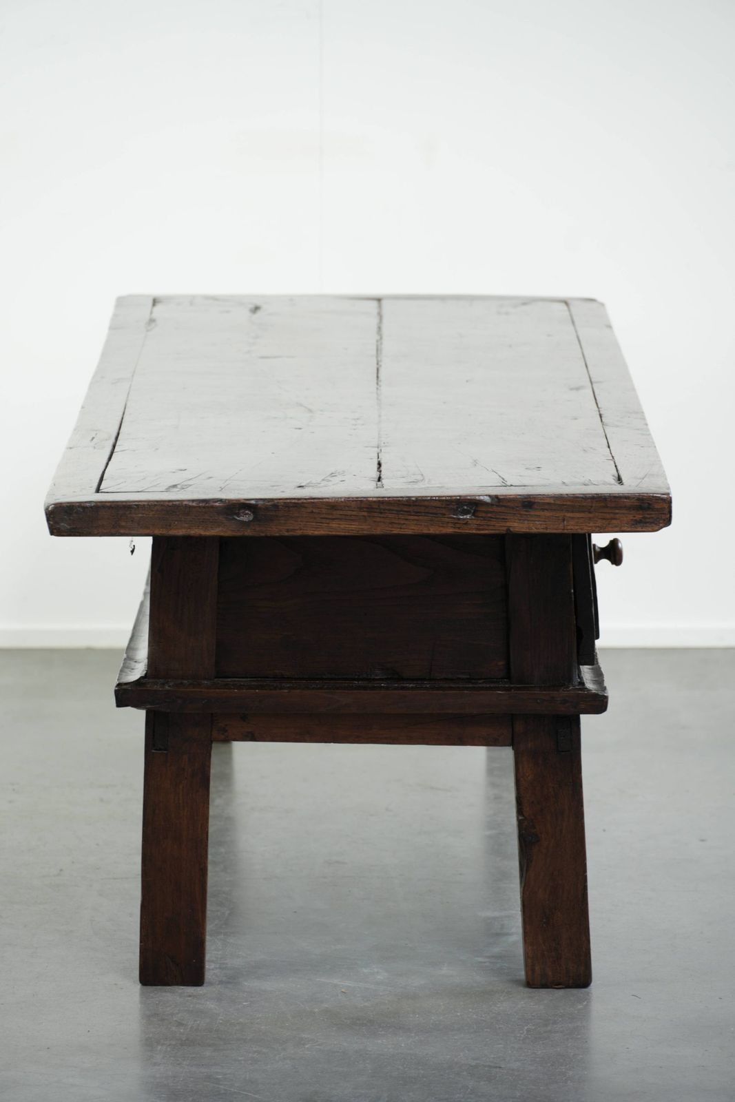 Antieke 18e-eeuwse Zuid-Europese kastanjehouten salontafel met 2 lades en een werkend slot met bijbehorende sleutel. photo furniture