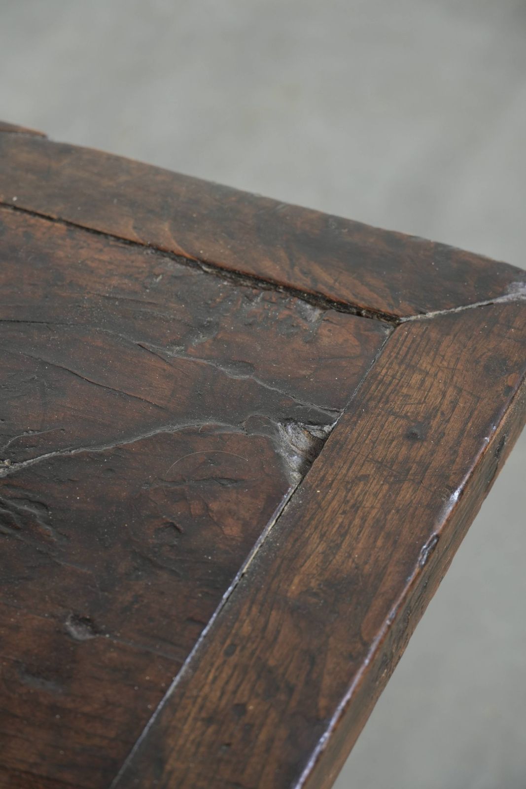 Antieke 18e-eeuwse Zuid-Europese kastanjehouten salontafel met 2 lades en een werkend slot met bijbehorende sleutel. photo vinterior