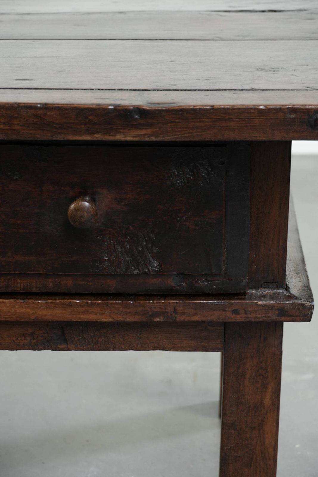 Antieke 18e-eeuwse Zuid-Europese kastanjehouten salontafel met 2 lades en een werkend slot met bijbehorende sleutel. photo buy