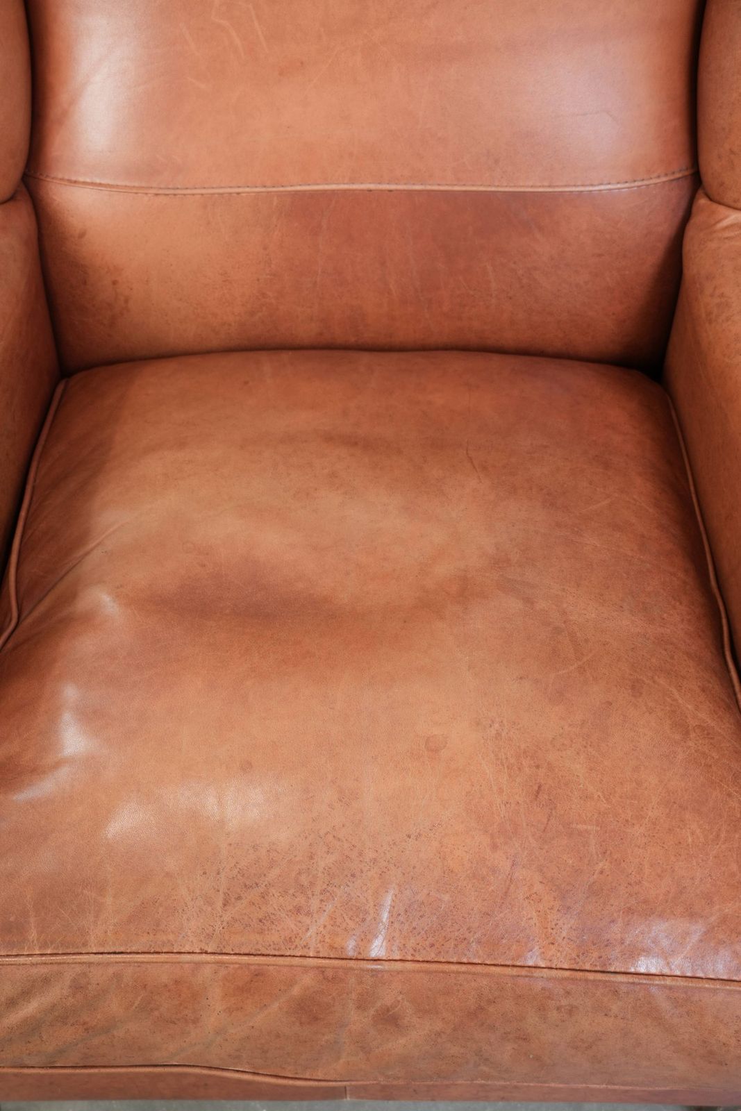 Set van twee Engelse stijl koeienhuid wing fauteuils met bijpassend paspelwerk en een karaktervol uiterlijk photo furniture