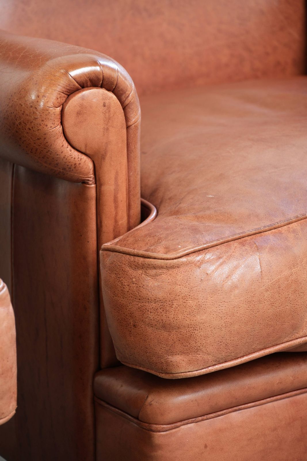 photo furniture Set van twee Engelse stijl koeienhuid wing fauteuils met bijpassend paspelwerk en een karaktervol uiterlijk