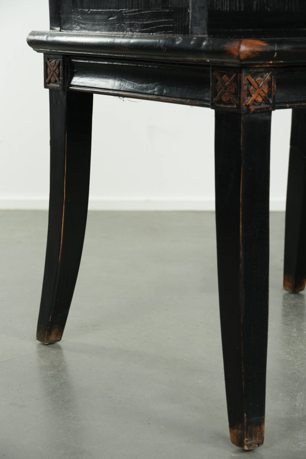 photo furniture Zwarte houten stoel/eetkamerstoel in Chinese stijl met mooie details en een luxueuze uitstraling
