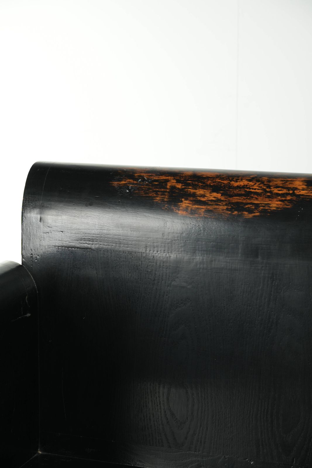 photo furniture Karaktervolle en sierlijke houten zwarte stoel, bijzetstoel uit de 20e eeuw in Aziatische stijl