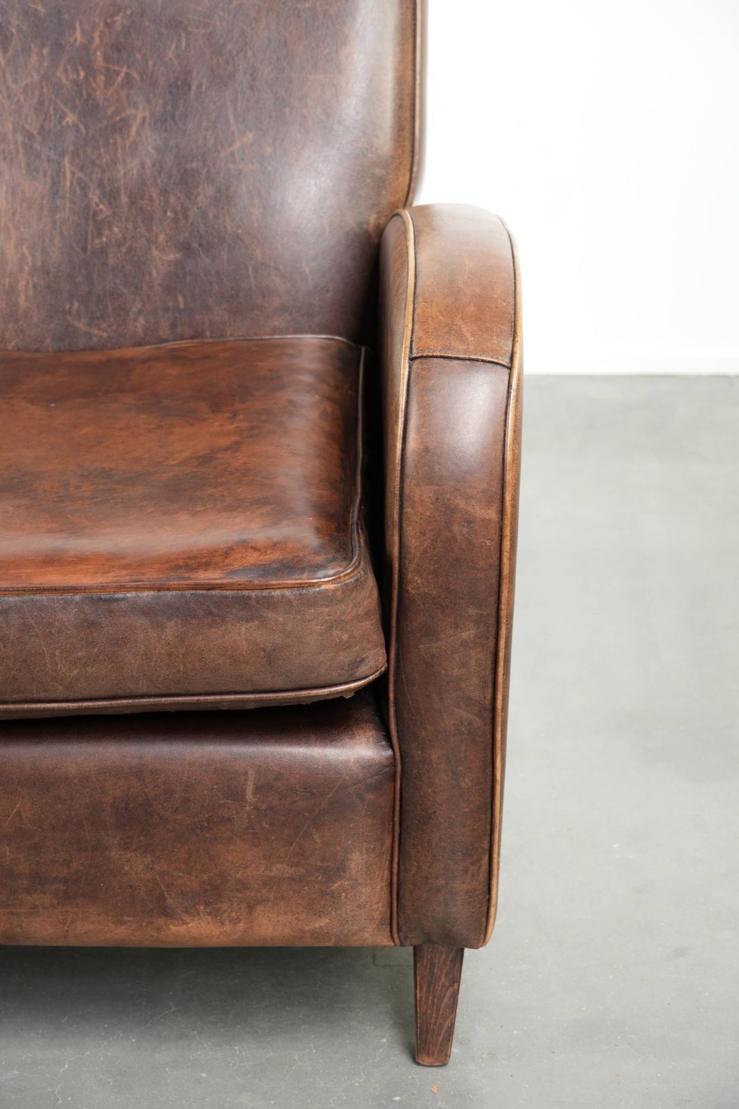 photo furniture Fauteuil van schapenleer met tijdloos ontwerp en warme kleuren