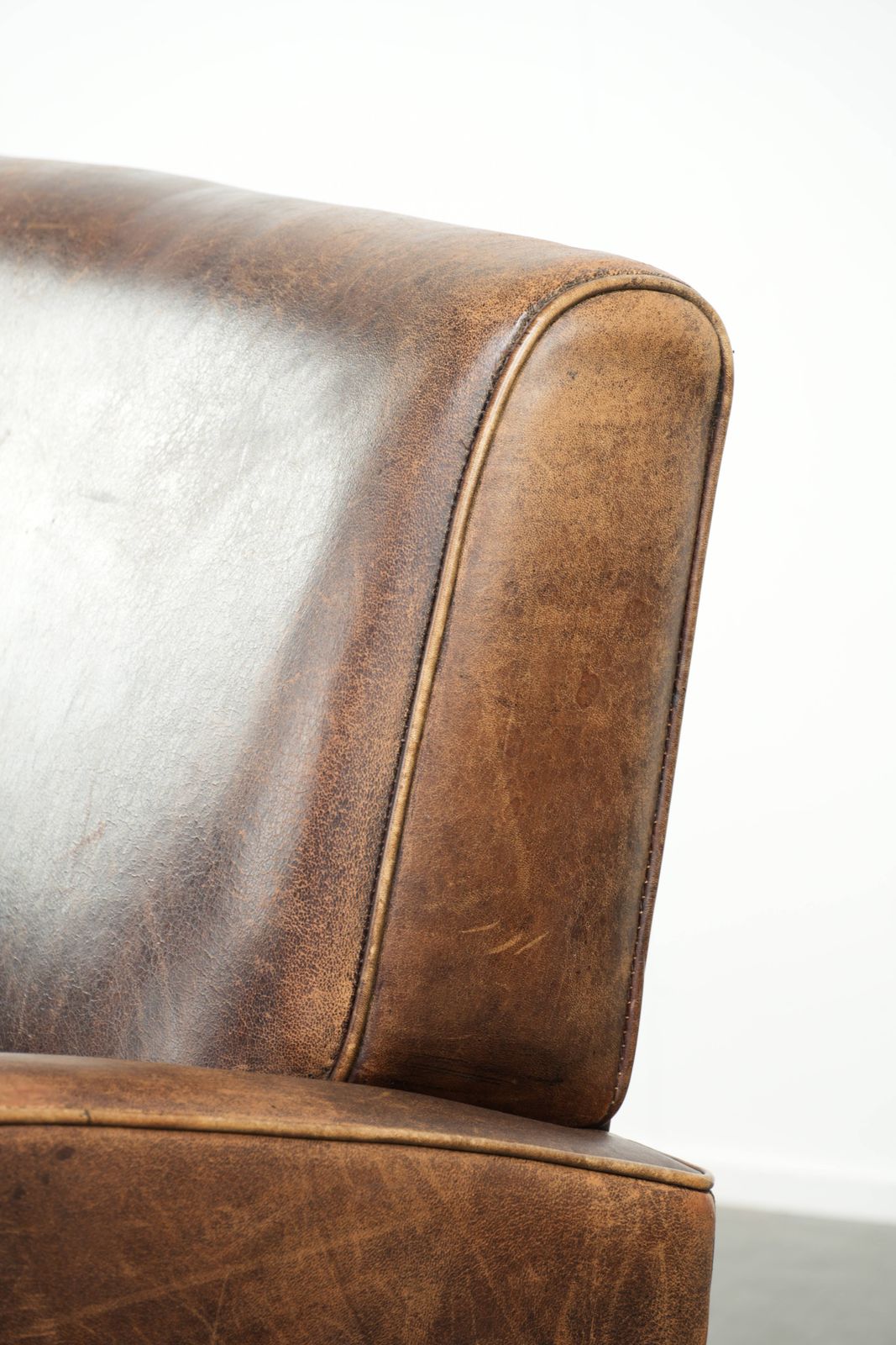 879.0 Fine Sheepskin Leather Armchair With A Beautiful Timeless Design And Gorgeous Warm Colors photo